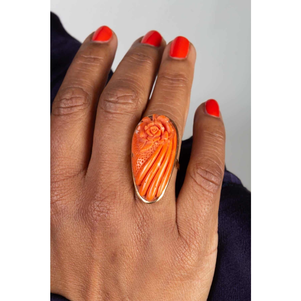 Bague en or 18 kt et corail représentant une fleur Bague en or 18 kt et corail représentant une fleur