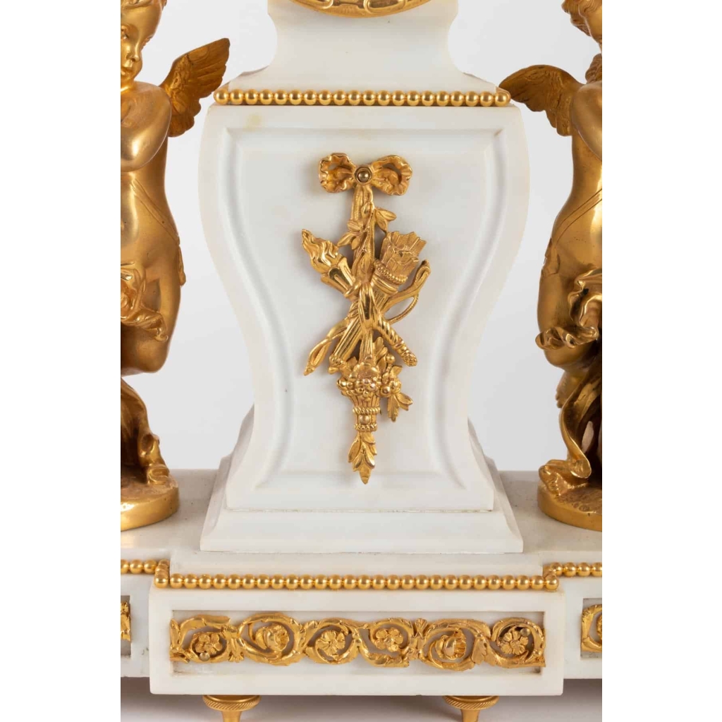 Pas de Deux-Pendule à figures de Chérubins dansant.XIXe, Style Louis XVI. Pas de Deux-Pendule à figures de Chérubins dansant.XIXe, Style Louis XVI.