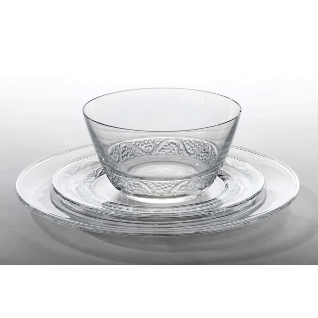 CRISTAL LALIQUE Suite de huit assiettes à déjeuner, douze assiettes lunch et sept rince-doigts " Phalsbourg " |||