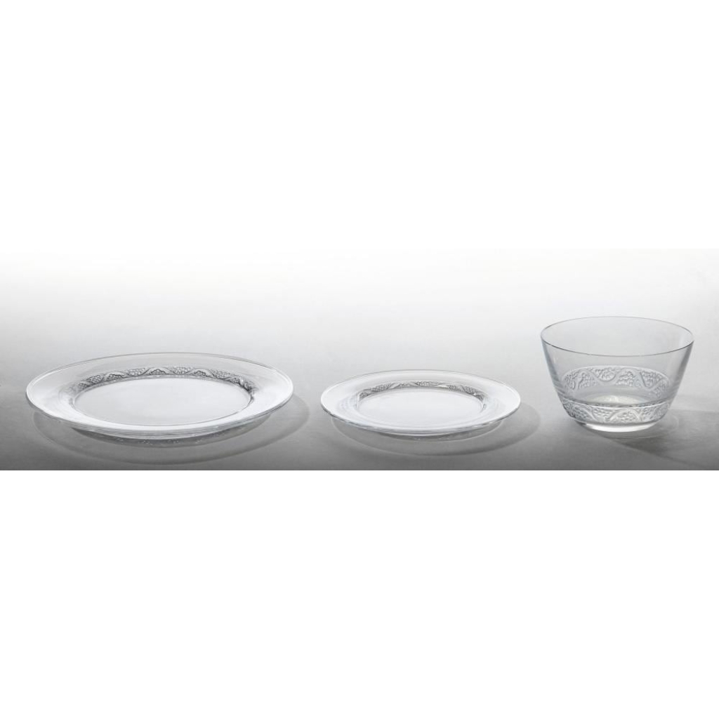 CRISTAL LALIQUE Suite de huit assiettes à déjeuner, douze assiettes lunch et sept rince-doigts " Phalsbourg " CRISTAL LALIQUE Suite de huit assiettes à déjeuner, douze assiettes lunch et sept rince-doigts " Phalsbourg "