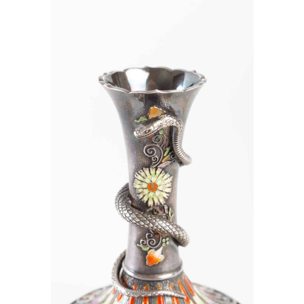 Petit vase en argent et émaux polychromes par Mitsu Shige Petit vase en argent et émaux polychromes par Mitsu Shige