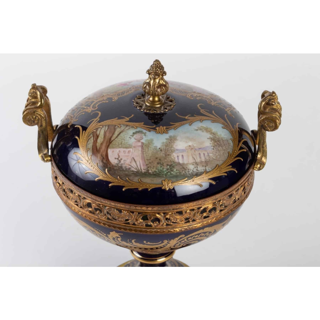 Bonbonnière en porcelaine de Sèvres 19e siècle Napoléon III Bonbonnière en porcelaine de Sèvres 19e siècle Napoléon III