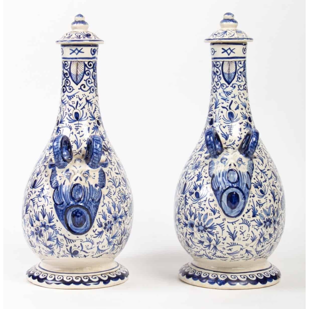 Paire de Vases couverts Delft Faïence XIXème siècle. Paire de Vases couverts Delft Faïence XIXème siècle.