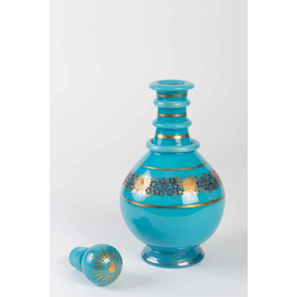 Carafe en opaline bleu turquoise, dorée et émaillée 19e siècle Carafe en opaline bleu turquoise, dorée et émaillée 19e siècle