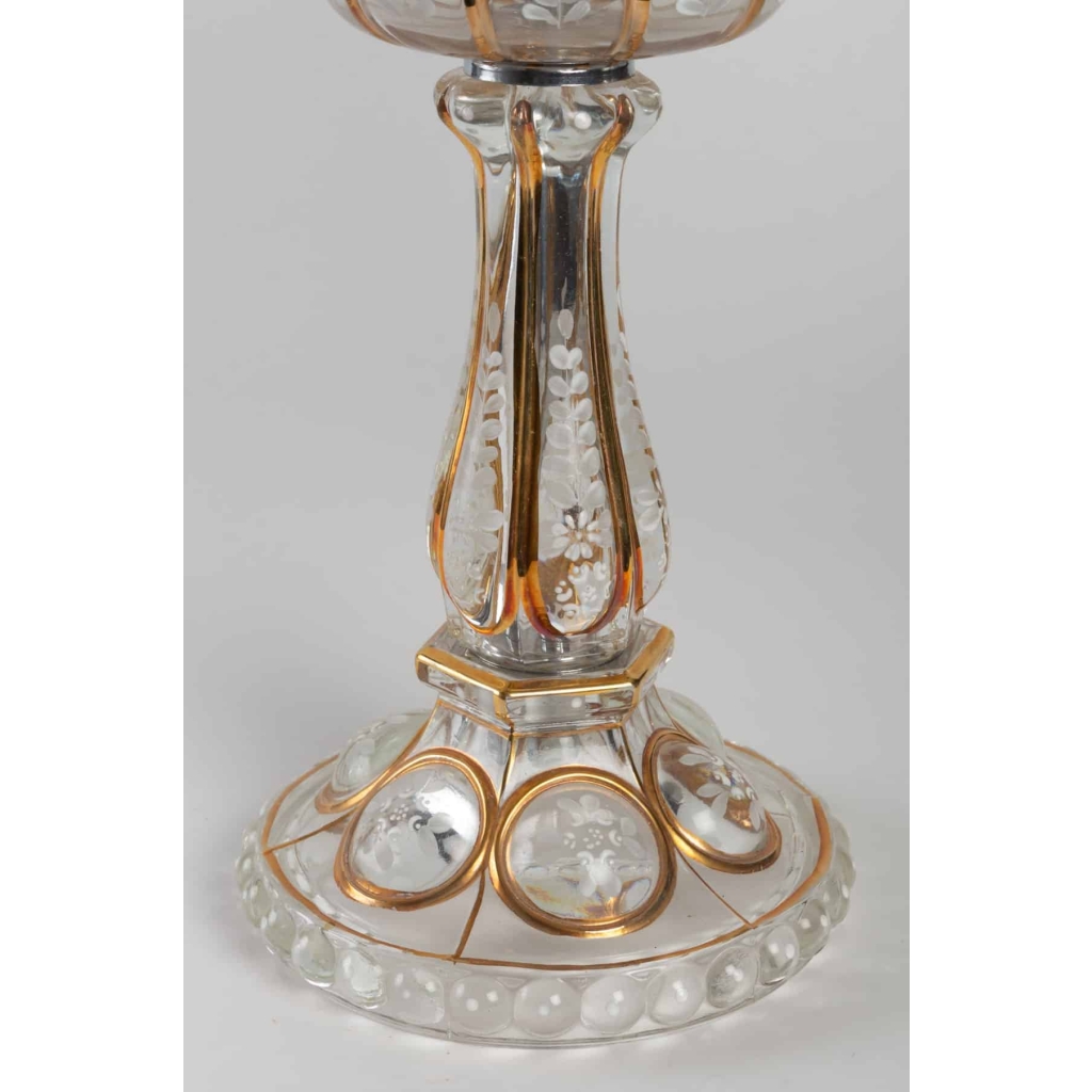 Une paire de candélabres en cristal à trois bras de lumière Une paire de candélabres en cristal à trois bras de lumière