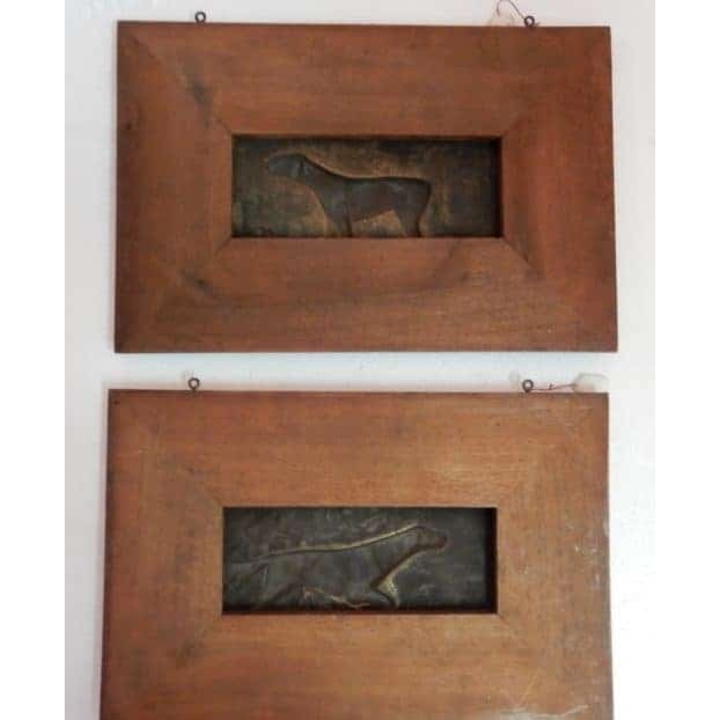 1900′ Paire de Bas Reliefs En Bronze Sur Noyer, Chiens D’Arrêt 1900′ Paire de Bas Reliefs En Bronze Sur Noyer, Chiens D’Arrêt