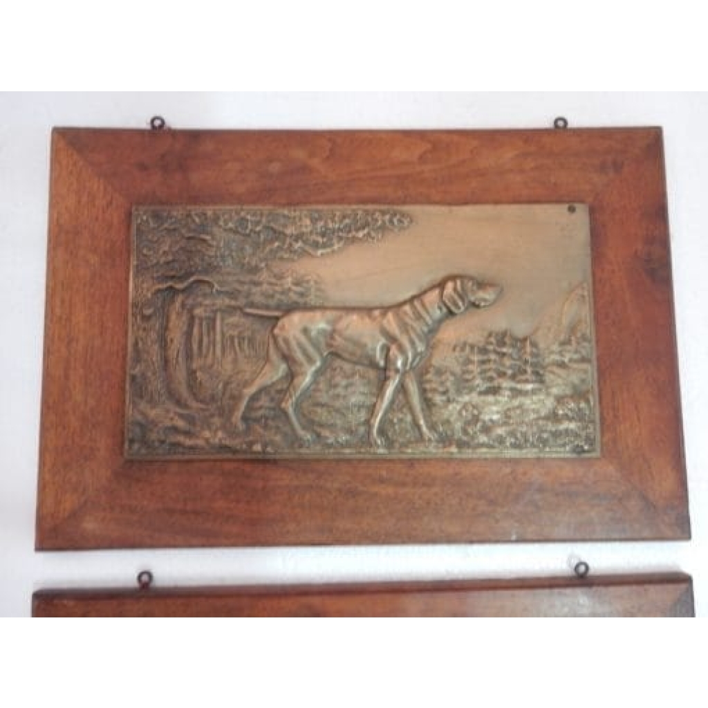 1900′ Paire de Bas Reliefs En Bronze Sur Noyer, Chiens D’Arrêt 1900′ Paire de Bas Reliefs En Bronze Sur Noyer, Chiens D’Arrêt