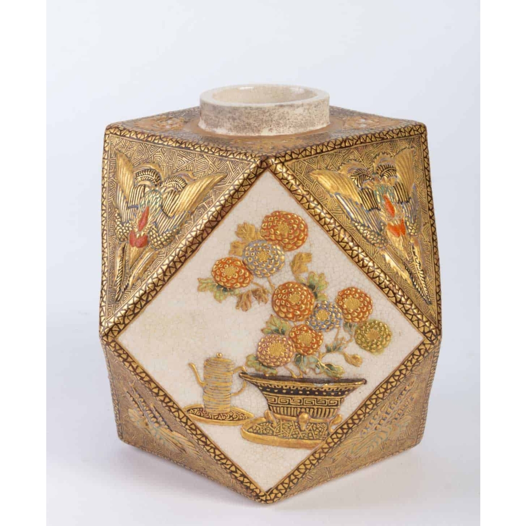 Petit vase en faïence de Satsuma époque Meiji 19e siècle Petit vase en faïence de Satsuma époque Meiji 19e siècle