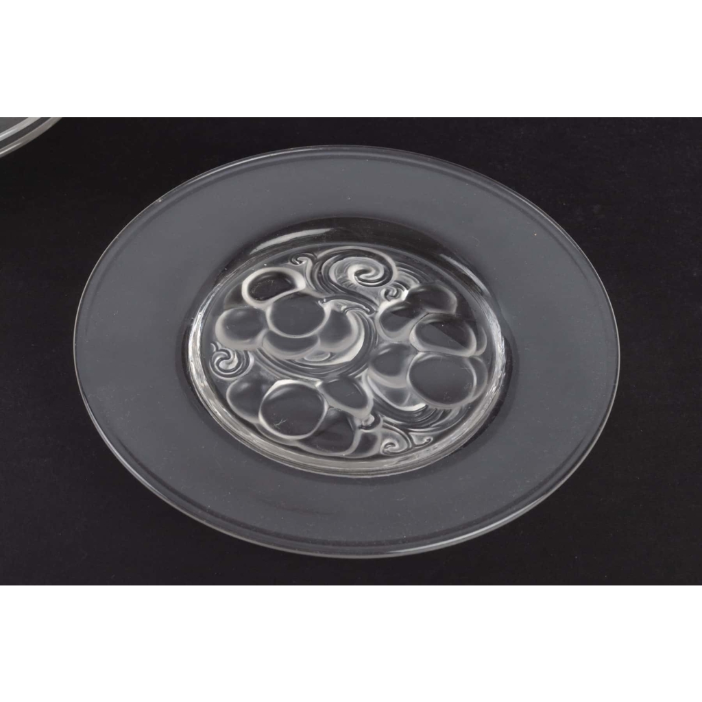 Service de 8 assiettes « Marienthal » cristal incolore de LALIQUE FRANCE d'après un modèle de René LALIQUE Service de 8 assiettes « Marienthal » cristal incolore de LALIQUE FRANCE d'après un modèle de René LALIQUE