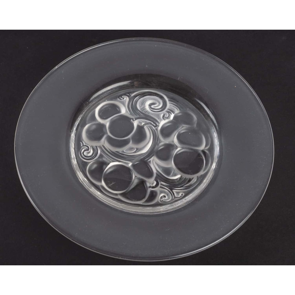 Service de 8 assiettes « Marienthal » cristal incolore de LALIQUE FRANCE d'après un modèle de René LALIQUE Service de 8 assiettes « Marienthal » cristal incolore de LALIQUE FRANCE d'après un modèle de René LALIQUE