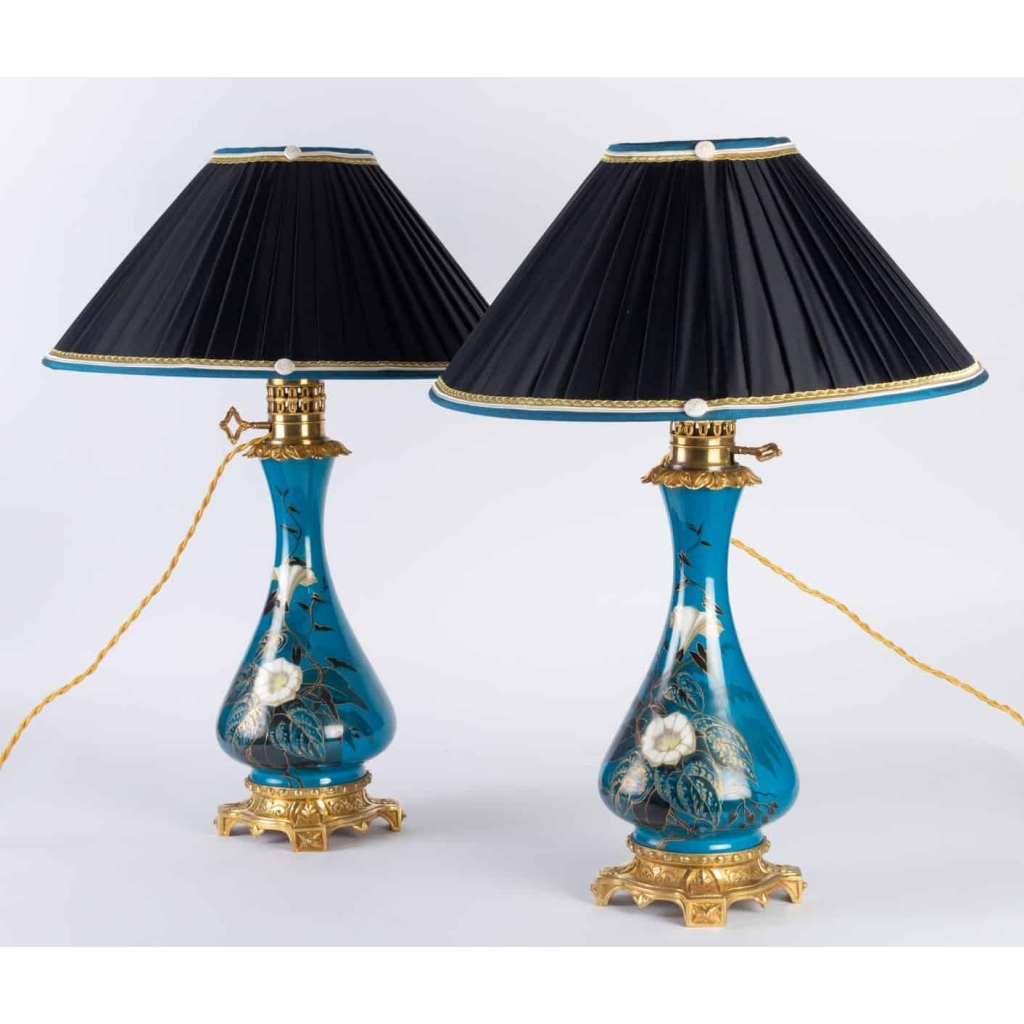 Paire de lampes en porcelaine et laiton 19e siècle Napoléon III Paire de lampes en porcelaine et laiton 19e siècle Napoléon III