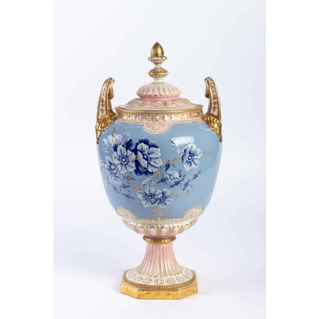 Vase couvert bleu pâle, or, rose et blanc Bohème 19e siècle ||||||||||||