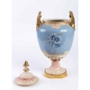 Vase couvert bleu pâle, or, rose et blanc Bohème 19e siècle Vase couvert bleu pâle, or, rose et blanc Bohème 19e siècle