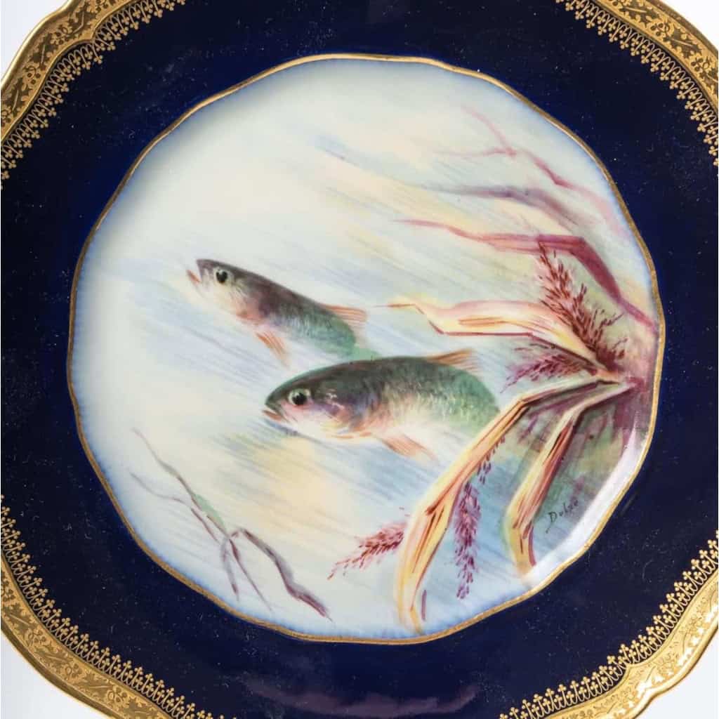 Douze Assiettes en porcelaine de Limoges à décors de poissons pour " Emile Bourgeois à Paris "XIXème Douze Assiettes en porcelaine de Limoges à décors de poissons pour " Emile Bourgeois à Paris "XIXème