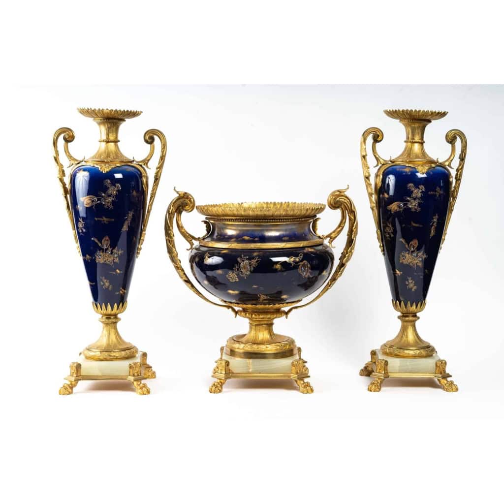 Garniture en porcelaine bleu, décor fleurs monture en bronze dorée signé Royal Bonn ||||||||||||||