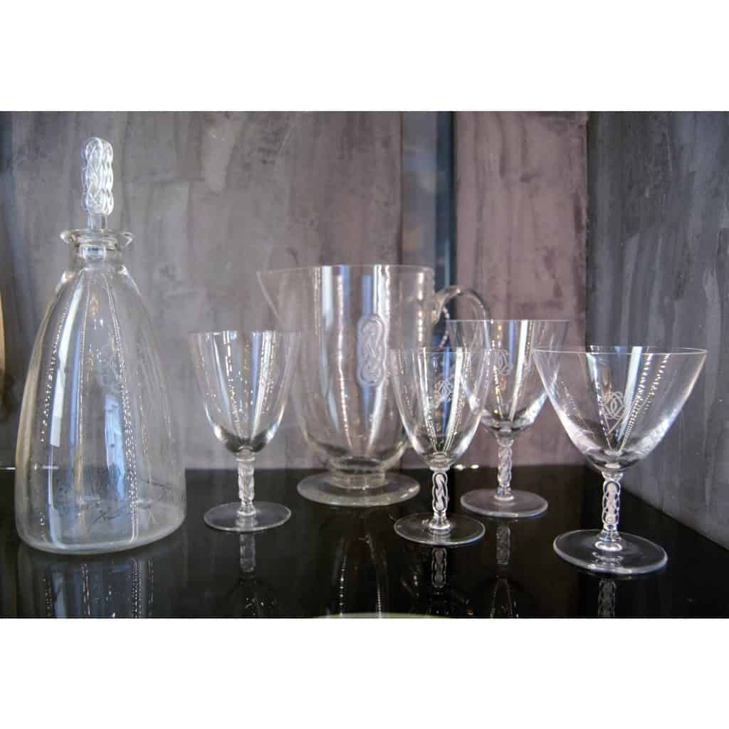 Lalique France, Suite de verres "Guebwiller" 37 Pieces, 1 broc, 1 Carafe Lalique France, Suite de verres "Guebwiller" 37 Pieces, 1 broc, 1 Carafe