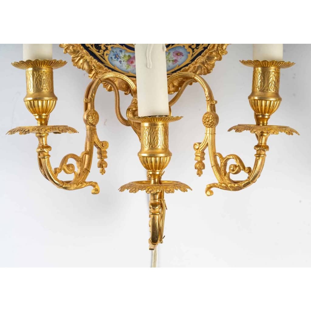 Paire d'appliques en bronze doré et plaque de porcelaine, Napoléon III, XIX siècle Paire d'appliques en bronze doré et plaque de porcelaine, Napoléon III, XIX siècle