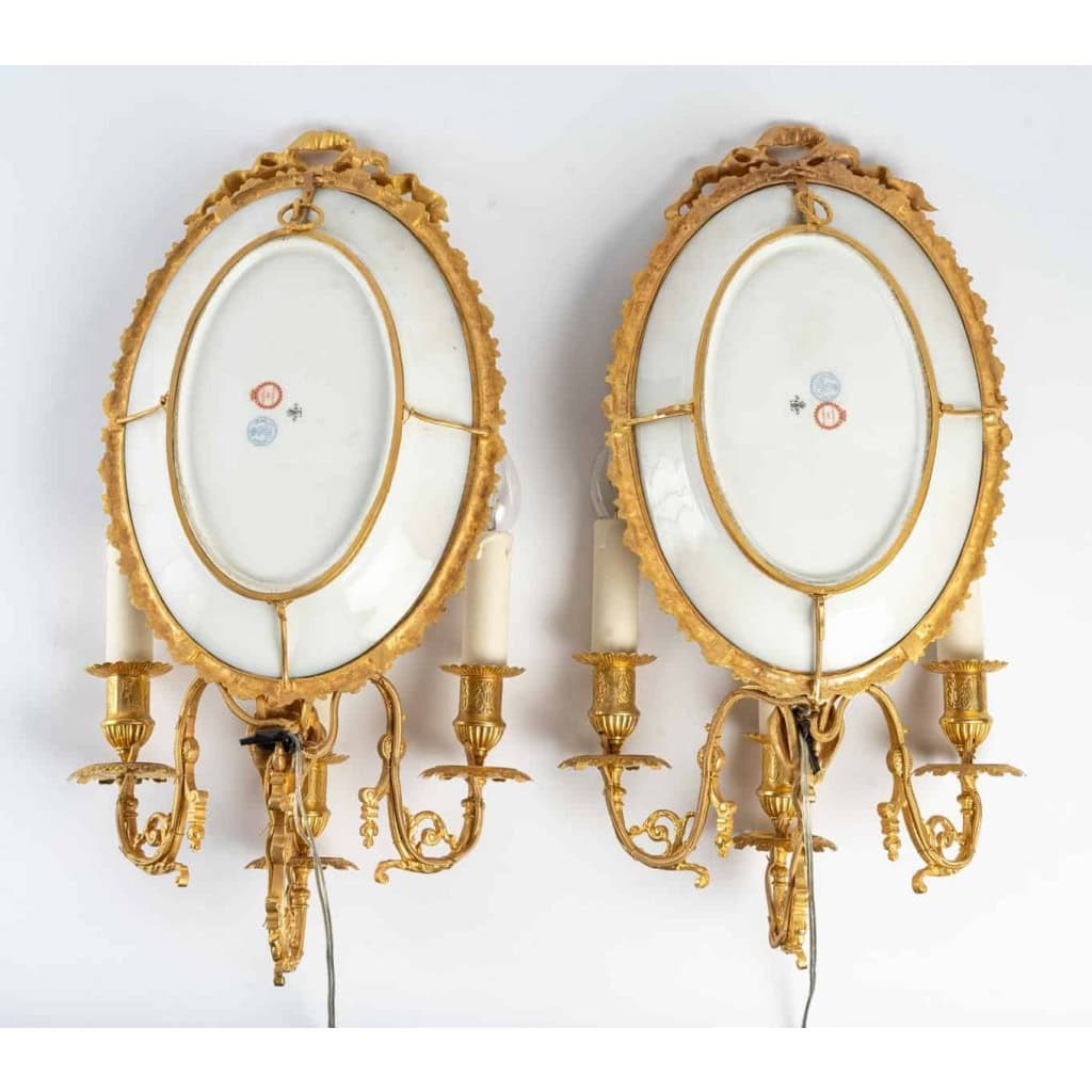 Paire d'appliques en bronze doré et plaque de porcelaine, Napoléon III, XIX siècle Paire d'appliques en bronze doré et plaque de porcelaine, Napoléon III, XIX siècle