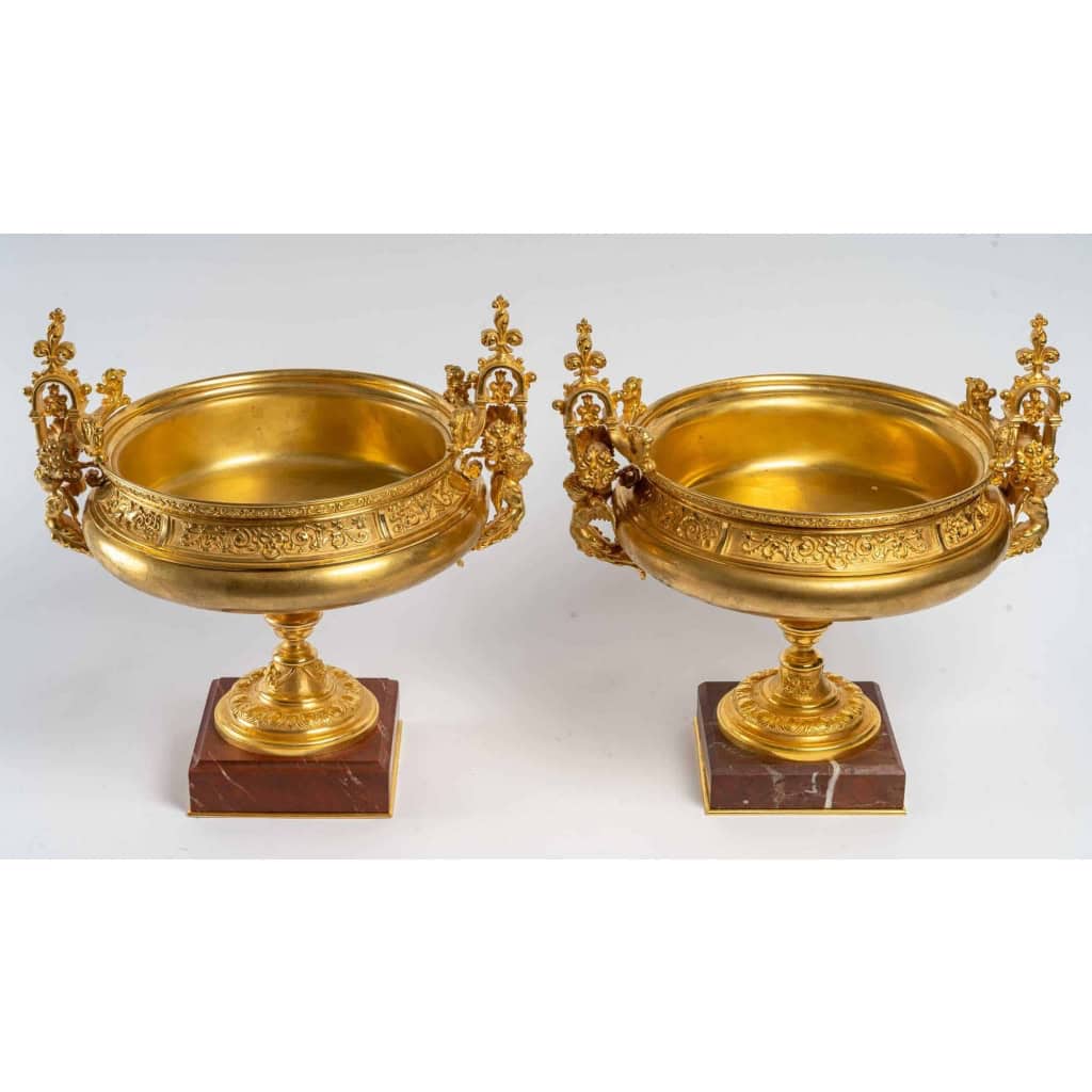 Paire de coupes en bronze doré et marbre, XIXème siècle Paire de coupes en bronze doré et marbre, XIXème siècle