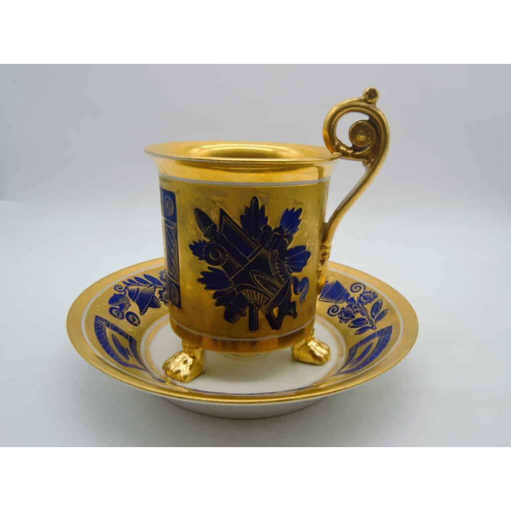 Tasse Tripode Doré Et Bleue – Porcelaine De Paris - XIXème Tasse Tripode Doré Et Bleue – Porcelaine De Paris - XIXème