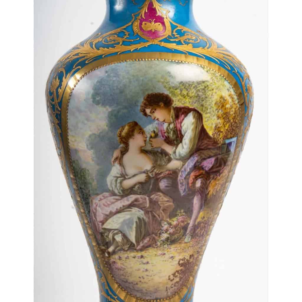 Paire de vases à scène galantes et fleurs , fin XIXème. Paire de vases à scène galantes et fleurs , fin XIXème.