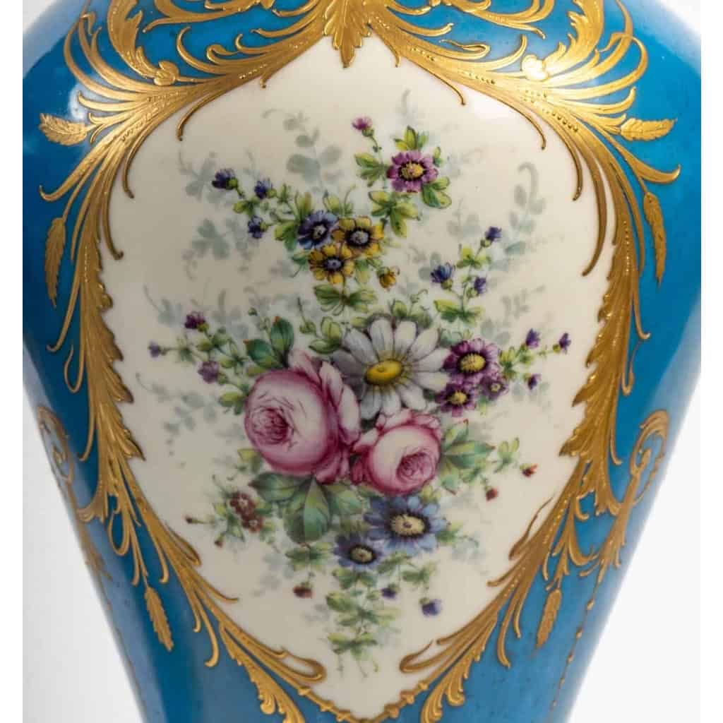 Paire de vases à scène galantes et fleurs , fin XIXème. Paire de vases à scène galantes et fleurs , fin XIXème.