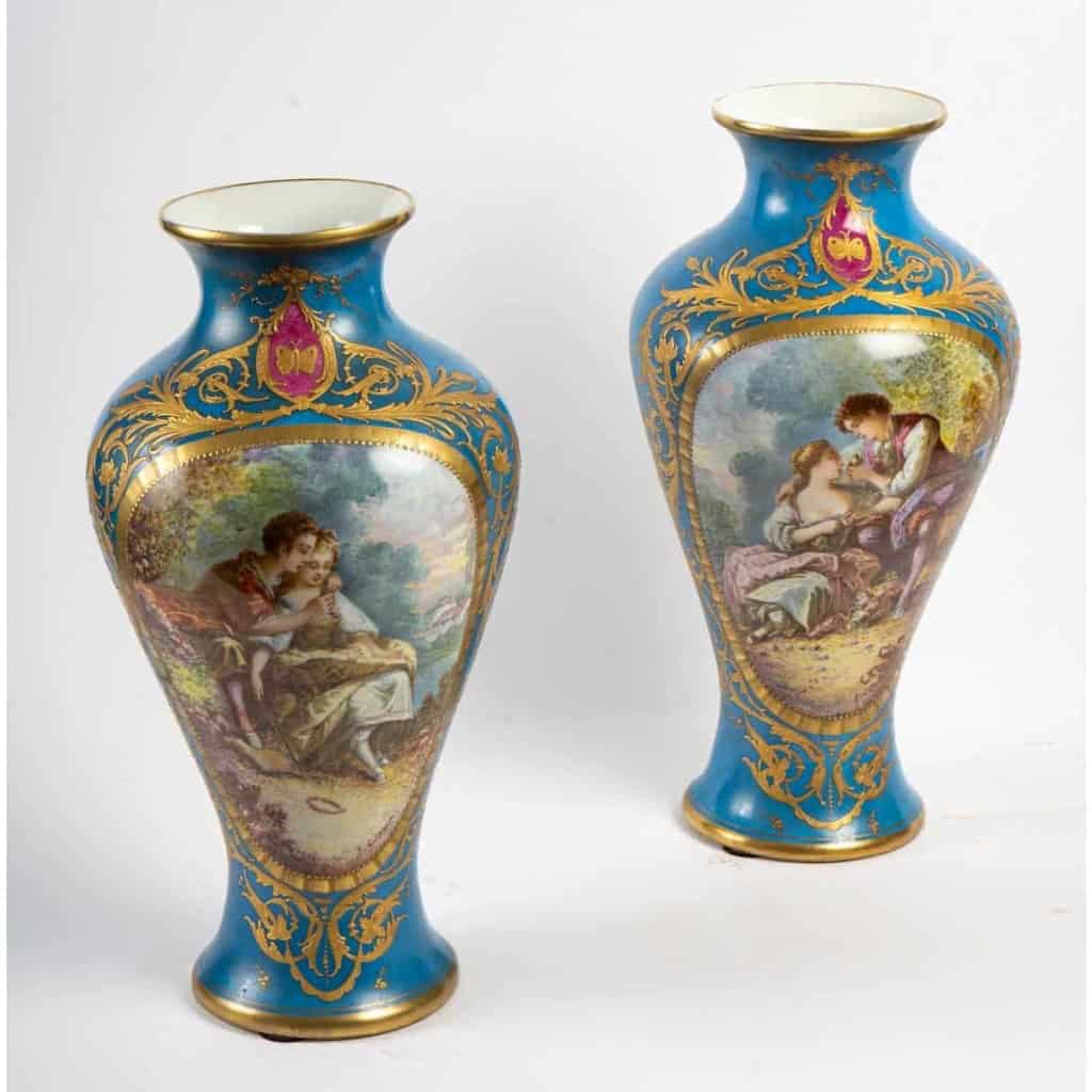 Paire de vases à scène galantes et fleurs , fin XIXème. Paire de vases à scène galantes et fleurs , fin XIXème.