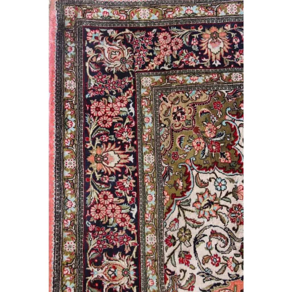 Grand Tapis Goum Soie Grande Dimension époque Du Shah Extra Fin Grand Tapis Goum Soie Grande Dimension époque Du Shah Extra Fin