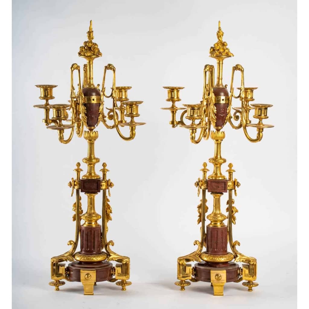 Garniture de cheminée en marbre et bronze bien ciselé et doré travail d’époque Napoléon III Garniture de cheminée en marbre et bronze bien ciselé et doré travail d’époque Napoléon III