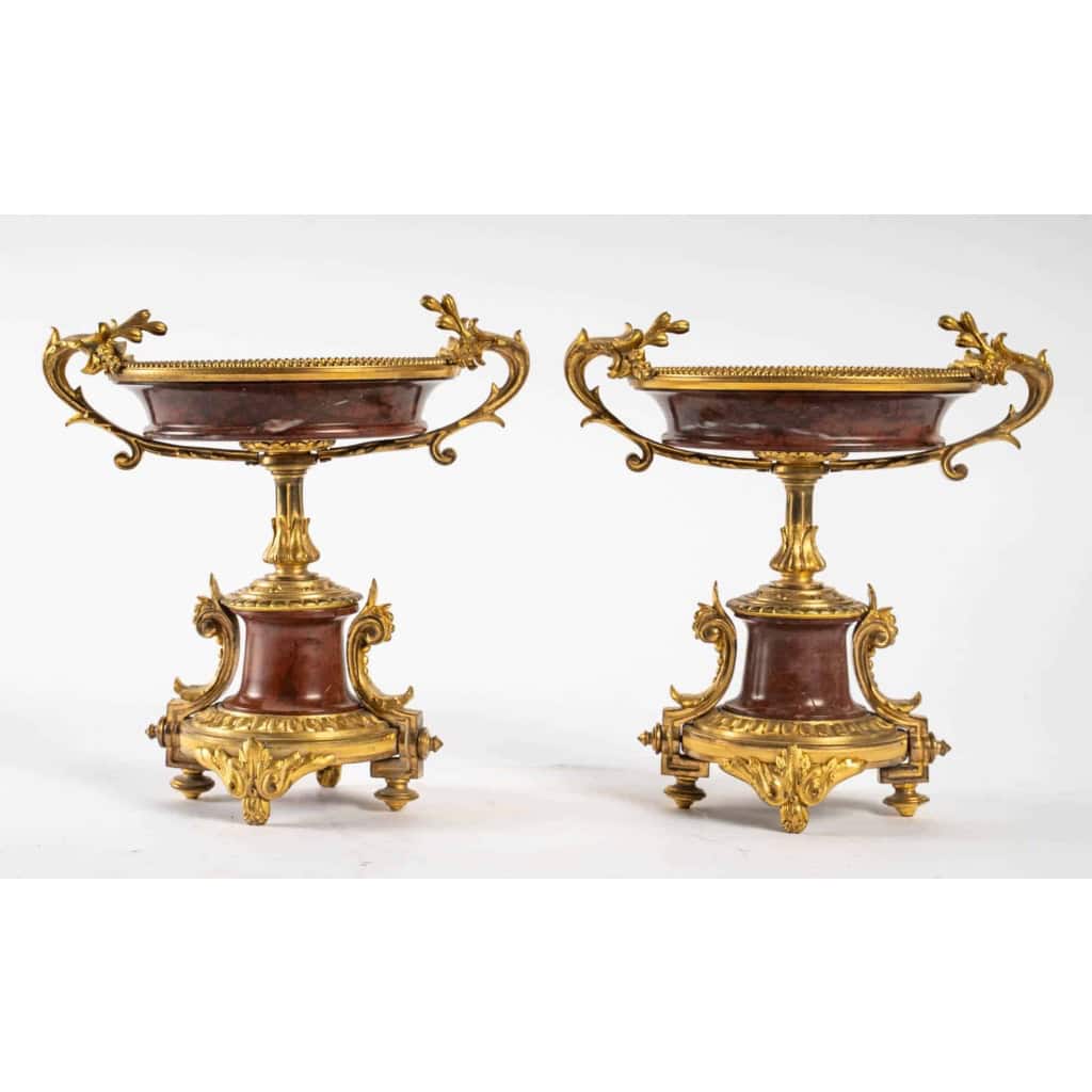 Garniture de cheminée en marbre et bronze bien ciselé et doré travail d’époque Napoléon III Garniture de cheminée en marbre et bronze bien ciselé et doré travail d’époque Napoléon III