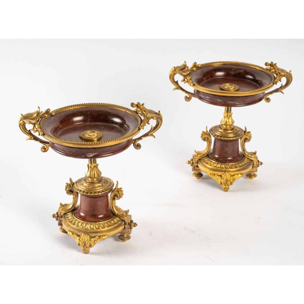 Garniture de cheminée en marbre et bronze bien ciselé et doré travail d’époque Napoléon III Garniture de cheminée en marbre et bronze bien ciselé et doré travail d’époque Napoléon III