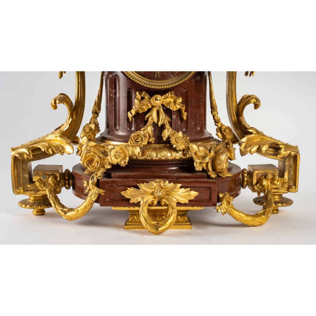 Garniture de cheminée en marbre et bronze bien ciselé et doré travail d’époque Napoléon III Garniture de cheminée en marbre et bronze bien ciselé et doré travail d’époque Napoléon III