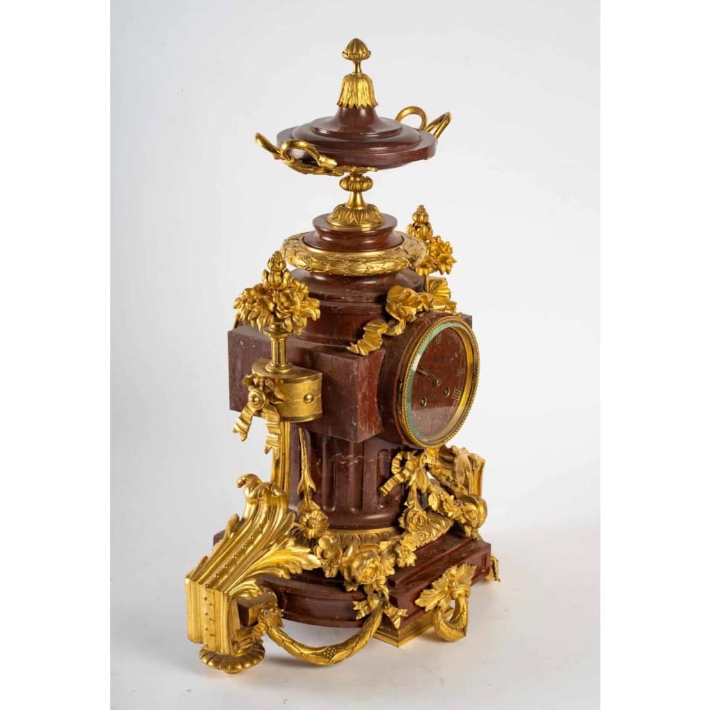 Garniture de cheminée en marbre et bronze bien ciselé et doré travail d’époque Napoléon III Garniture de cheminée en marbre et bronze bien ciselé et doré travail d’époque Napoléon III