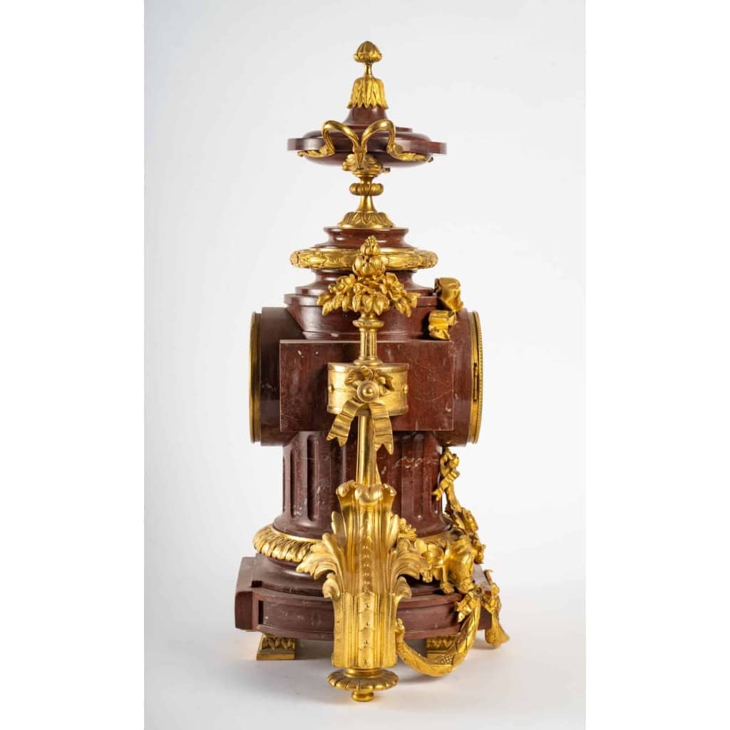 Garniture de cheminée en marbre et bronze bien ciselé et doré travail d’époque Napoléon III Garniture de cheminée en marbre et bronze bien ciselé et doré travail d’époque Napoléon III