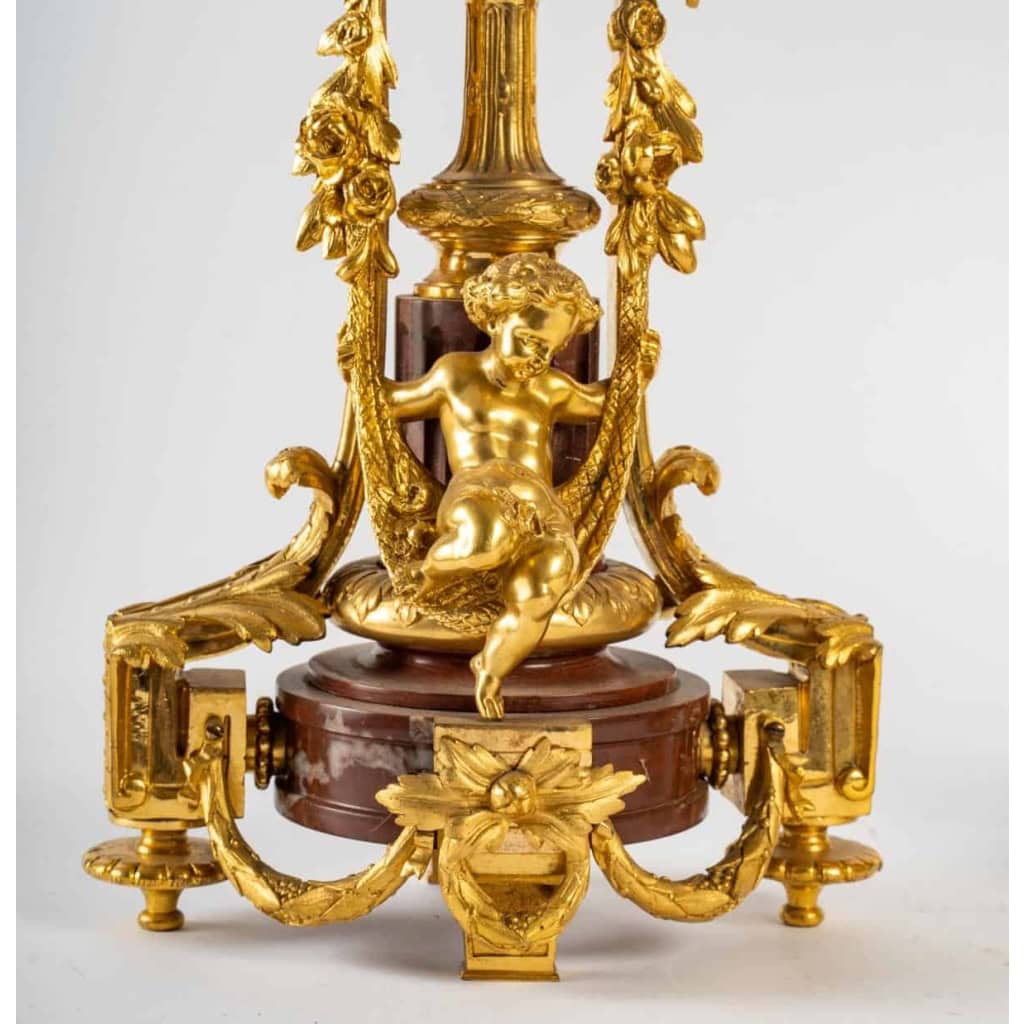 Garniture de cheminée en marbre et bronze bien ciselé et doré travail d’époque Napoléon III Garniture de cheminée en marbre et bronze bien ciselé et doré travail d’époque Napoléon III