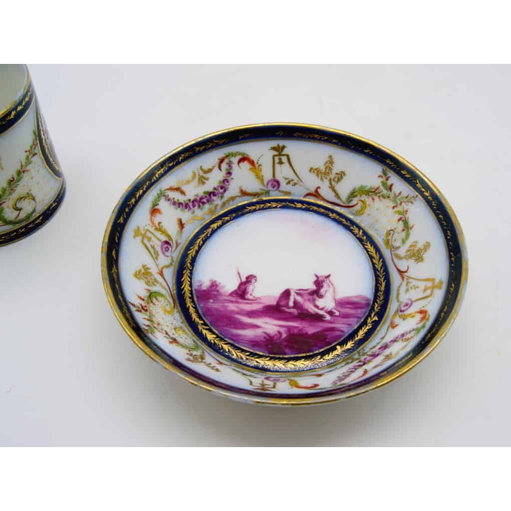 Tasse en porcelaine de Paris à décor de scènes rurales - XIXème - Sans Marque Tasse en porcelaine de Paris à décor de scènes rurales - XIXème - Sans Marque