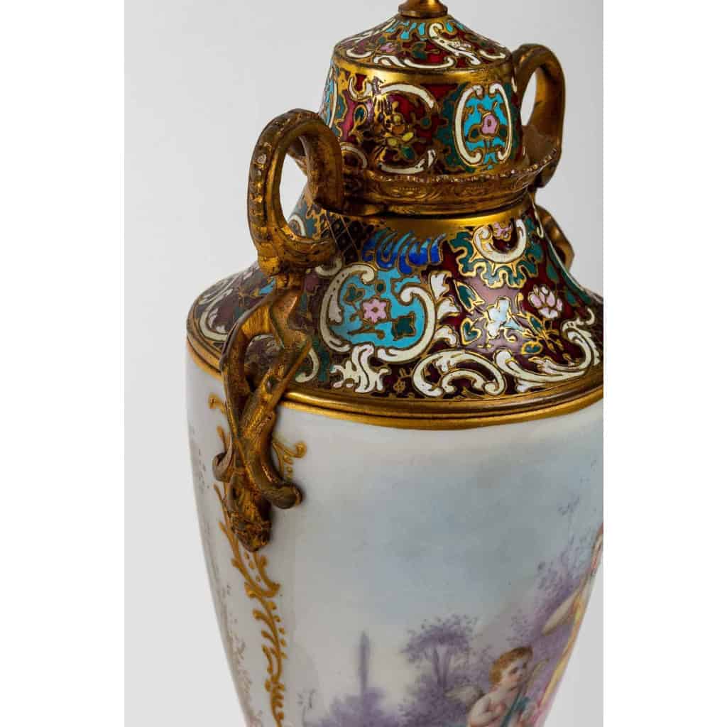 Paire de vases en porcelaine et bronze, Napoléon III Paire de vases en porcelaine et bronze, Napoléon III