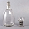 Service "Saint Nabor" verre blanc émaillé noir d'origine (7 verres + 1 carafe) de René LALIQUE Service "Saint Nabor" verre blanc émaillé noir d'origine (7 verres + 1 carafe) de René LALIQUE