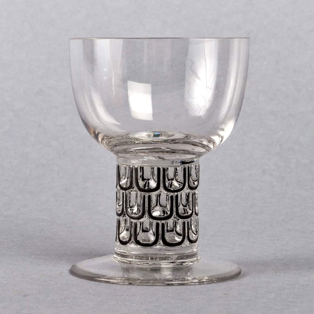 Service "Saint Nabor" verre blanc émaillé noir d'origine (7 verres + 1 carafe) de René LALIQUE Service "Saint Nabor" verre blanc émaillé noir d'origine (7 verres + 1 carafe) de René LALIQUE