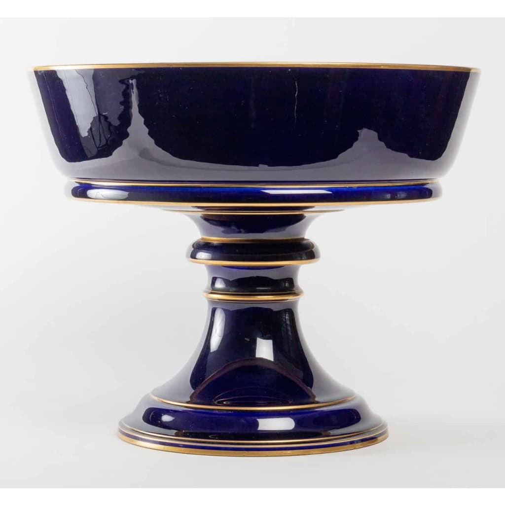 Immense coupe en porcelaine de Sèvres bleue, datée 1895 Immense coupe en porcelaine de Sèvres bleue, datée 1895