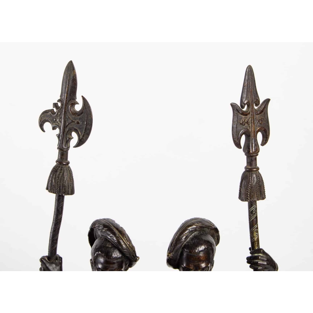 Garniture de cheminée et ses deux sujets, XIX ème siècle Garniture de cheminée et ses deux sujets, XIX ème siècle