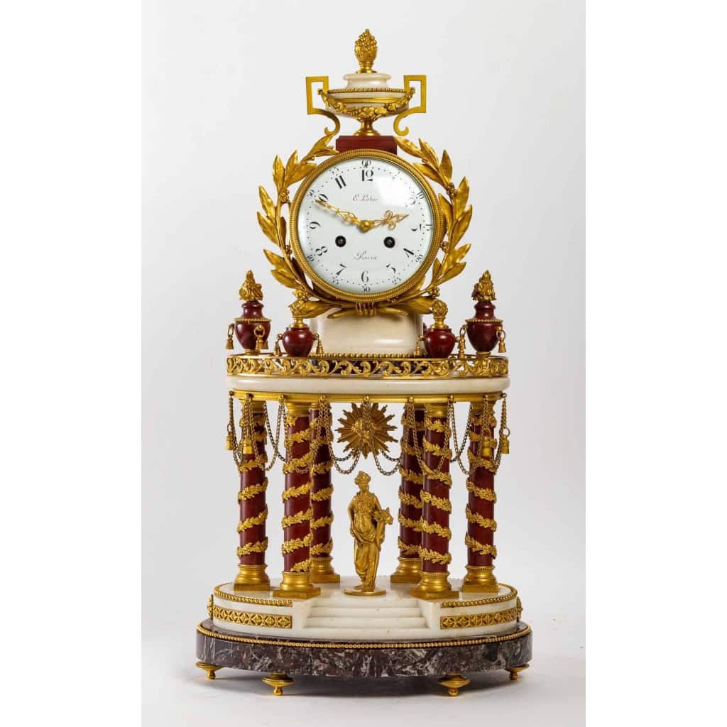 Pendule de style Louis XVI. |||||||||||