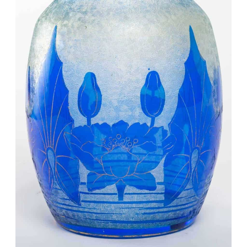 Vase bleu aux nénuphars, Baccarat 1900 Vase bleu aux nénuphars, Baccarat 1900