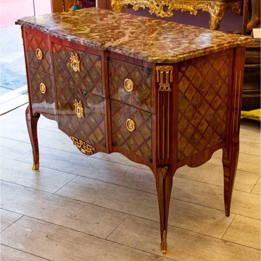 Commode en marqueterie de bois de rose à décor de losanges et de fleurs sur fond de bois teinté vert, XVIIIème siècle Commode en marqueterie de bois de rose à décor de losanges et de fleurs sur fond de bois teinté vert, XVIIIème siècle