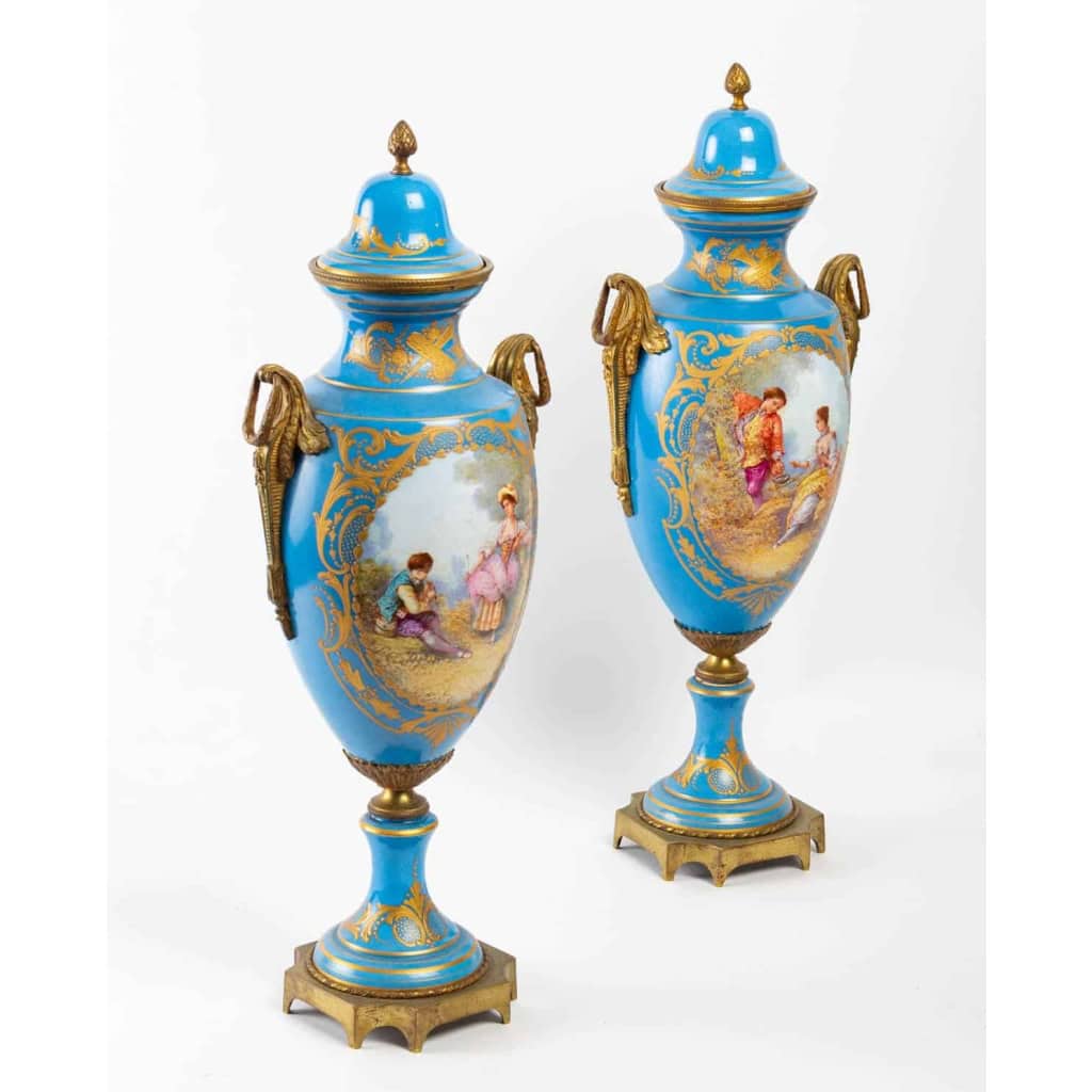 Une paire de vases en porcelaine de style sèvres, fin XIXème siècle Une paire de vases en porcelaine de style sèvres, fin XIXème siècle