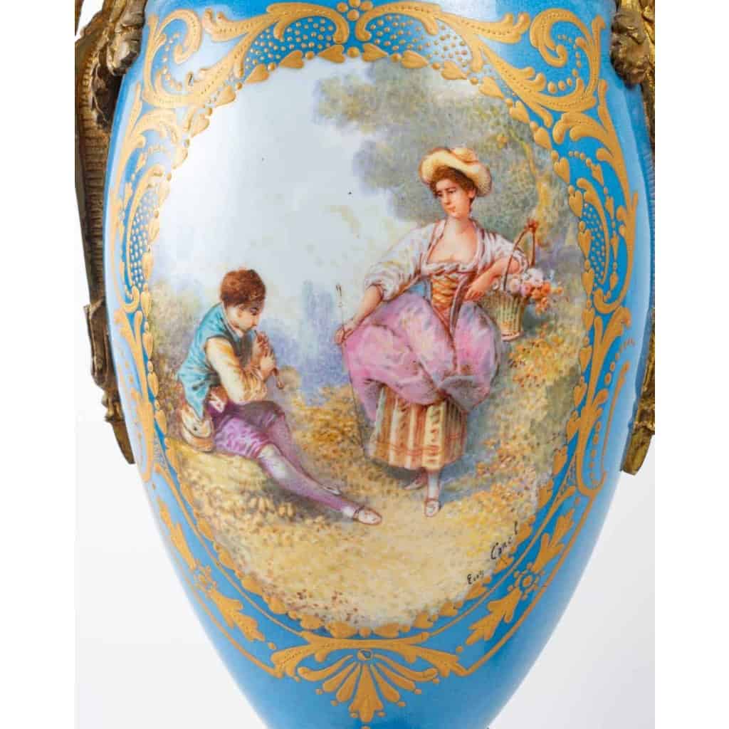 Une paire de vases en porcelaine de style sèvres, fin XIXème siècle Une paire de vases en porcelaine de style sèvres, fin XIXème siècle