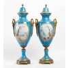 Une paire de vases en porcelaine de style sèvres, fin XIXème siècle Une paire de vases en porcelaine de style sèvres, fin XIXème siècle