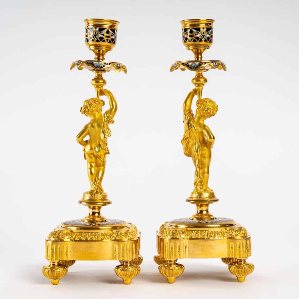 Paire de bougeoirs flambeaux en bronze doré et cloisonné, époque Napoléon III. Paire de bougeoirs flambeaux en bronze doré et cloisonné, époque Napoléon III.