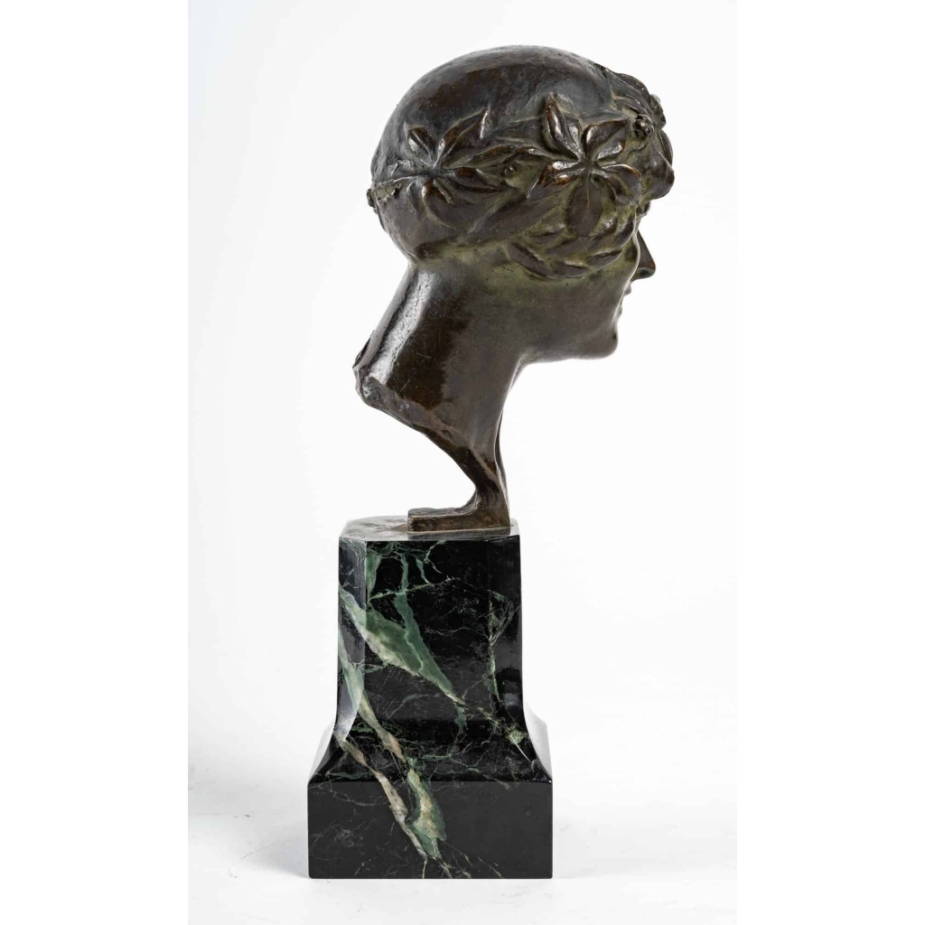 Statuette en bronze, femme sur un socle en marbre vert Statuette en bronze, femme sur un socle en marbre vert