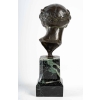 Statuette en bronze, femme sur un socle en marbre vert Statuette en bronze, femme sur un socle en marbre vert